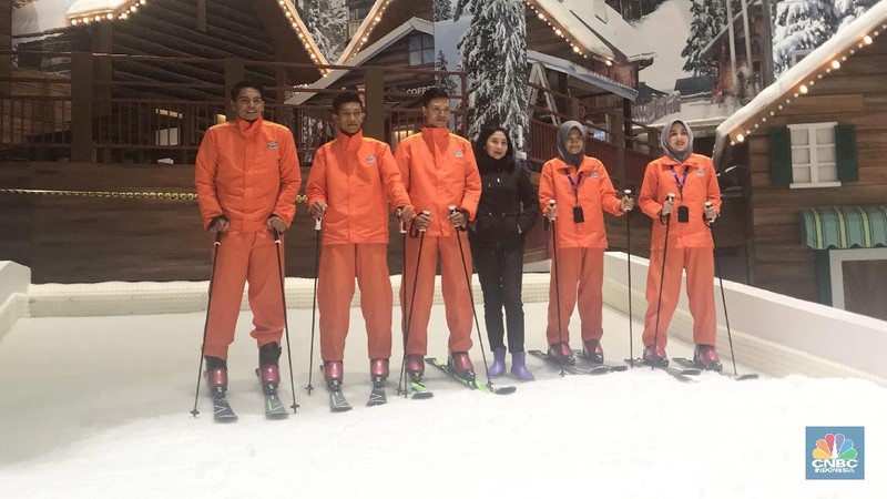 Trans Snow World hadir untuk memberikan sensasi salju yang tidak biasa seperti salju di pegunungan Alpen yang ada di Swiss.