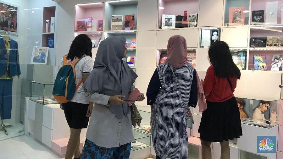 Banyaknya fans K-Pop yang datang ke kantor representatif dari Indonesia SM Entertainment
