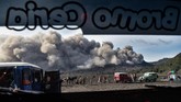 Di tengah-tengah aktivitas vulkanis Gunung Bromo meningkat, sektor pariwisata tetap berjalan seperti biasa. Jip pengantar wisata terparkir di lautan pasir ketika wisatawan melihat abu vulkanik menyembur dari kawah Gunung Bromo di Jawa Timur, Jumat (22/3). (ANTARA FOTO/Widodo S Jusuf)