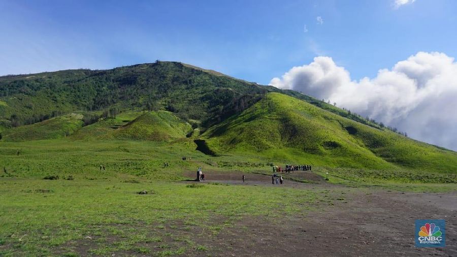 Wisatawan di Erupsi Bromo (CNBC Indonesia/Anthony Kevin)