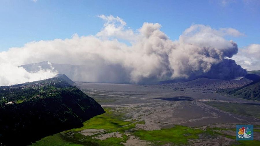Meski gunung tersebut sedang erupsi tidak menyurutkan minat wisatawan mengunjungi tempat tersebut.