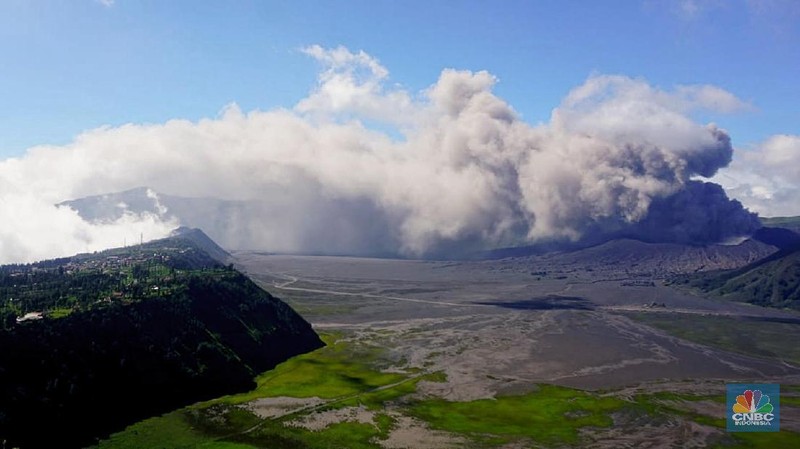 Meski gunung tersebut sedang erupsi tidak menyurutkan minat wisatawan mengunjungi tempat tersebut.