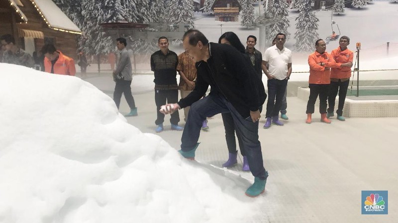 Trans Snow World hadir untuk memberikan sensasi salju yang tidak biasa seperti salju di pegunungan Alpen yang ada di Swiss.