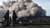 Abu vulkanik menyembur dari kawah Gunung Bromo, 22 Maret 2019. Aktivitas wisata di gunung yang terletak di empat kabupaten Jatim tersebut tetap normal karena aktivitas vulkanis hanya menyemburkan abu vulkanik dan pasir. (ANTARA FOTO/Widodo S Jusuf)