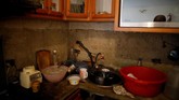 Sebagian keluarga lantas berupaya melakukan daur ulang. Mereka bahkan menggunakan penyuling sederhana untuk membersihkan air dari toilet. (Reuters/Carlos Garcia Rawlins)