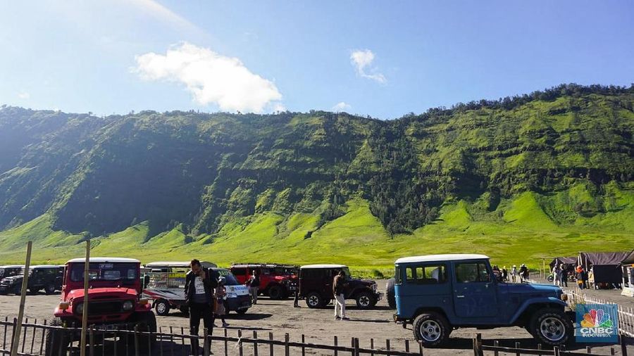 Meski gunung tersebut sedang erupsi tidak menyurutkan minat wisatawan mengunjungi tempat tersebut.