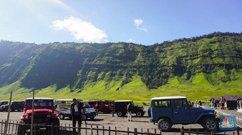 Meski gunung tersebut sedang erupsi tidak menyurutkan minat wisatawan mengunjungi tempat tersebut.