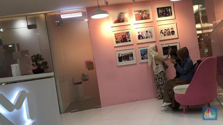 Banyaknya fans K-Pop yang datang ke kantor representatif dari Indonesia SM Entertainment