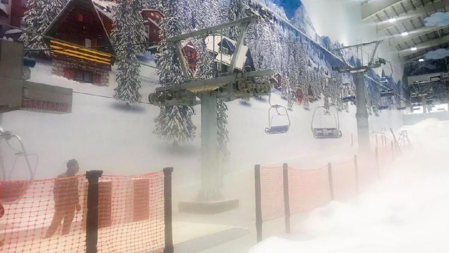 Salju turun di Bekasi. Tepatnya di Trans Snow World yang ada di Trans Park Bekasi.
