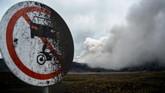 Papan rambu di wilayah wisata Gunung Bromo tertutup abu vulkanis yang keluar dari kawah gunung tersebut. PVMBG menyatakan aktivitas Gunung Bromo masih fluktuatif dan statusnya masih waspada. (ANTARA FOTO/Umarul Faruq)