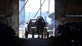 Seorang petani asal Belarusia, Alexei Usikov (31) punya jiwa yang sangat kreatif. Ia membuat mobil Audi 80 miliknya menjadi sebuah kereta kuda yang ia sebut mobil kuda (Photo by Sergei GAPON / AFP)