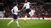 Raheem Sterling merayakan hattrick setelah mencetak gol ketiga ke gawang Republik Ceko pada menit ke-68 setelah tendangannya mengenai salah satu pemain Ceko sebelum masuk ke gawang. (Reuters/Carl Recine)