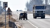 Ketika mengendarai mobil kudanya di jalanan, polisi pun kebingungan dengan aksinya ini. Namun, akhirnya polisi itu malah memuji kreativitas Usikov (Photo by Sergei GAPON / AFP)