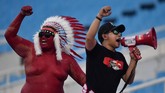 Dua suporter Indonesia memberikan dukungan kepada Timnas Indonesia U-23 saat dikalahkan Thailand U-23 di Stadion My Dinh. (ANTARA FOTO/R. Rekotomo)