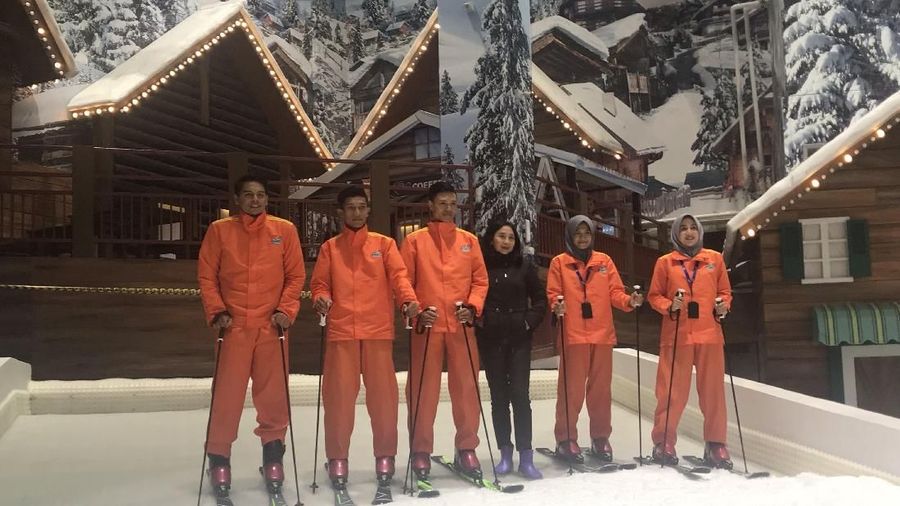 Bermain ski dan didampingi oleh instruktur dari Italia yang sudah berpengalaman kini bisa dilakukan di Trans Snow World.