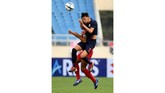 Kapten Timnas Indonesia U-23 Andy Setyo (kiri) berduel dengan Chaided Supachai (kanan). Andy Setyo gagal mempertahankan lini pertahanan Indonesia dari gempuran Thailand. (ANTARA FOTO/R. Rekotomo)