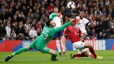 Raheem Sterling mengubah keunggulan timnas Inggris menjadi 3-0 lewat gol tendangan kaki kiri pada menit ke-62. (Reuters/Carl Recine)