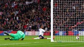 Raheem Sterling membuka pesta gol timnas Inggris atas Ceko pada menit ke-24 setelah menerim umpan tarik Harry Kane. (REUTERS/Hannah McKay)