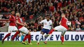Callum Hudson-Odoi kemudian berperan dalam gol kelima timnas Inggris pada menit ke-84 setelah bola rebound hasil tendangan pemain Chelsea itu membuat Tomas Kalas melakukan gol bunuh diri. (REUTERS/David Klein)
