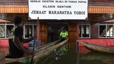 Banjir bandang di Distrik Sentani, Kabupaten Jayapura, Papua, yang terjadi sejak 16 Maret lalu ikut merendam Gereja Kristen Injili di Tanah Papua, Klasis Sentani. Ketinggian air di gereja diperkirakan mencapai 40 hingga 50 cm. (ANTARA FOTO/Zabur Karuru)