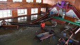 Warga merapikan kursi gereja yang terendam banjir Sentani di Kampung Yoboi. BNPB mencatat banjir membuat sejumlah bangunan rusak berat di antaranya 375 rumah, empat jembatan dan lima tempat ibadah. (ANTARA FOTO/Zabur Karuru)