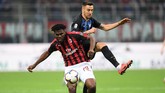 Gelandang AC Milan Franck Kessie diklaim Tuttomercato menjadi incaran Arsenal musim depan. Kessie diplot menjadi pengganti Aaron Ramsey yang dipastikan pindah ke Juventus. (REUTERS/Daniele Mascolo)