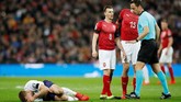 Laga berjalan 17 menit timnas Inggris harus kehilangan Eric Dier yang mengalami cedera. Gelandang Tottenham Hotspur itu kemudian digantikan Ross Barkley. (REUTERS/David Klein)