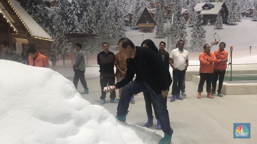 Berada di Jalan Juanda, Bekasi Timur, tampak terlihat sebuah pusat perbelanjaan Trans Park Juanda yang menghadirkan Trans Snow World.