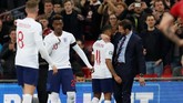 Manajer timnas Inggris Gareth Southgate menarik keluar Raheem Sterling dan memasukkan Callum Hudson-Odoi pada menit ke-70. (REUTERS/David Klein)