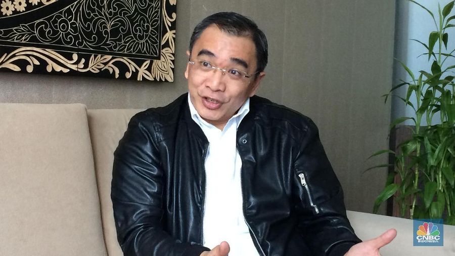 Berbagai sentimen negatif dan ketidakpastian terhadap ekonomi global telah mendorong harga emas melesat hingga posisi tertinggi sejak April 2013.