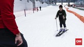 Ada pula lintasan Ski Area, tempat untuk bermain ski bagi para pemula maupun ahli. Instruktur dan snow ranger sudah dipersiapkan untuk membantu pengunjung bermain ski menuruni pegunungan Alpen mini. Instrukturnya bahkan didatangkan langsung dari Italia dan bersertifikat ski internasional. (CNNIndonesia/Safir Makki)