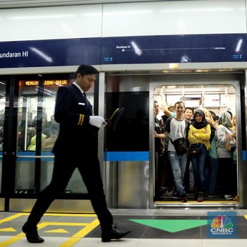 Padat, Warga Antusias Coba Naik MRT Jakarta