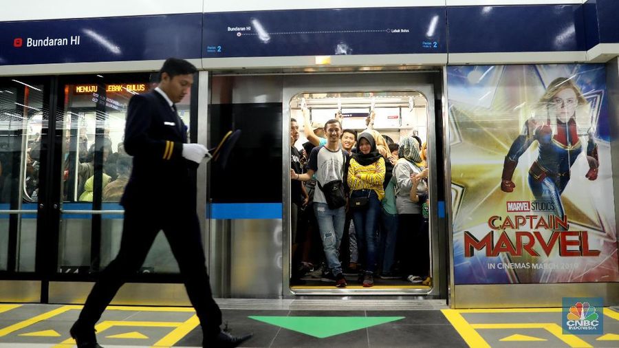 Pemerintah Provinsi (Pemprov) DKI Jakarta memberlakukan tarif diskon 50% untuk moda transportasi Moda Raya Terpadu (MRT) selama bulan April.