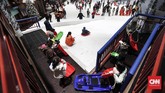 Untuk menikmati wahana dengan suhu yang mencapai 12 derajat Celcius selama dua jam, pengunjung dapat membeli tiket untuk hari biasa Rp200 ribu dan akhir pekan Rp275 ribu. (CNNIndonesia/Safir Makki)