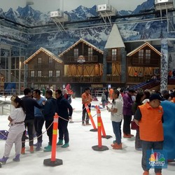 Wow, Bisa Main Ski hingga Kereta Salju di Trans Snow World
