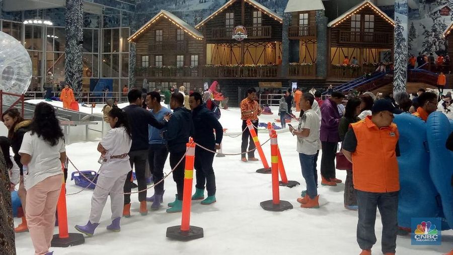 Mulai tanggal 25 Maret 2019, wisata salju dapat dinikmati di Trans Snow World yang ada di Trans Park Juanda Bekasi.