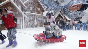 FOTO: Bermain di Hamparan Putih Salju Trans Snow World