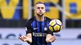 Menurut calciomercato, Manchester City memiliki hasrat untuk mendatangkan Milan Skriniar dari Inter Milan. (REUTERS/Alberto Lingria)