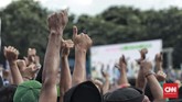 Massa pendukung Jokowi membuat Stadion Maulana Yusuf bergumuruh dengan mengumandangkan lagu Indonesia Raya sebagai pembuka kampanye. (CNN Indonesia/Andry Novelino)