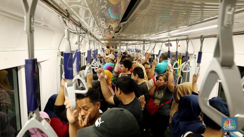 Adanya MRT ini dinilai produktivitas karyawan semakin meningkat karena akan dapat sampai di tempat kerja tepat waktu.