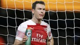 Stephan Lichtsteiner disebut Daily Star tengah mempertimbangkan masa depan di Arsenal. Schalke jadi salah satu klub yang coba mencuri peluang untuk mendapatkannya. (REUTERS/Andrew Yates)