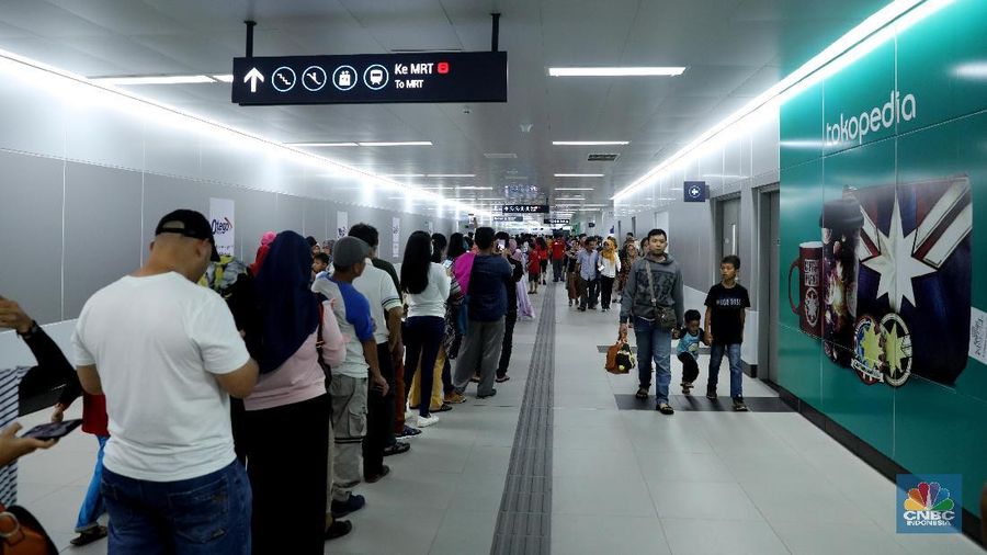 PT Mass Rapit Transit Jakarta (MRT) Jakarta secara resmi menggandeng 5 bank nasional untuk bekerja sama terkait pembayaran tiket MRT Jakarta.