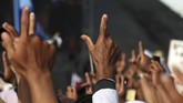 Prabowo menjanjikan bakal menurunkan tarif listrik dan harga sembako sebagai kebijakan 100 hari pemerintahannya kelak. ANTARA FOTO/Yusran Uccang