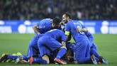 Nicolo Barella sukses menjebol gawang Finlandia di menit ketujuh. Skor 1-0 bertahan hingga babak pertama usai. (REUTERS/Jennifer Lorenzini)
