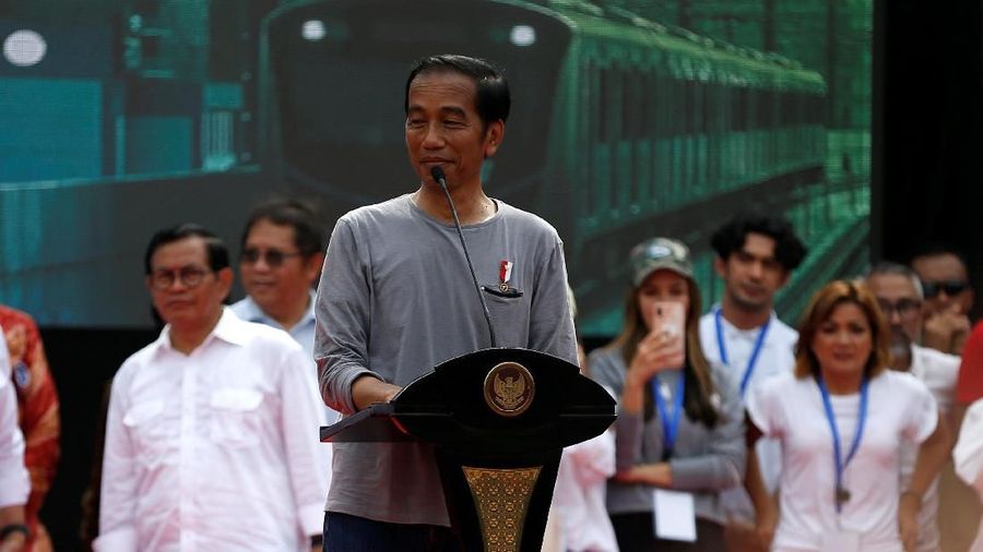 Presiden Joko Widodo mengajak masyarakat Jakarta untuk mulai memakai transportasi umum seperti kereta Moda Raya Terpadu (MRT)
