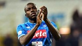Kalidou Koulibaly adalah salah satu buruan panas di bursa transfer mendatang. Menurut daily mail, Manchester United berminat untuk mendatangkan bek Napoli tersebut.(REUTERS/Massimo Pinca)