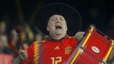 Pendukung Spanyol berharap kebangkitan tim nasional setelah mengalami keterpurukan di Piala Dunia 2018. (REUTERS/Heino Kalis)