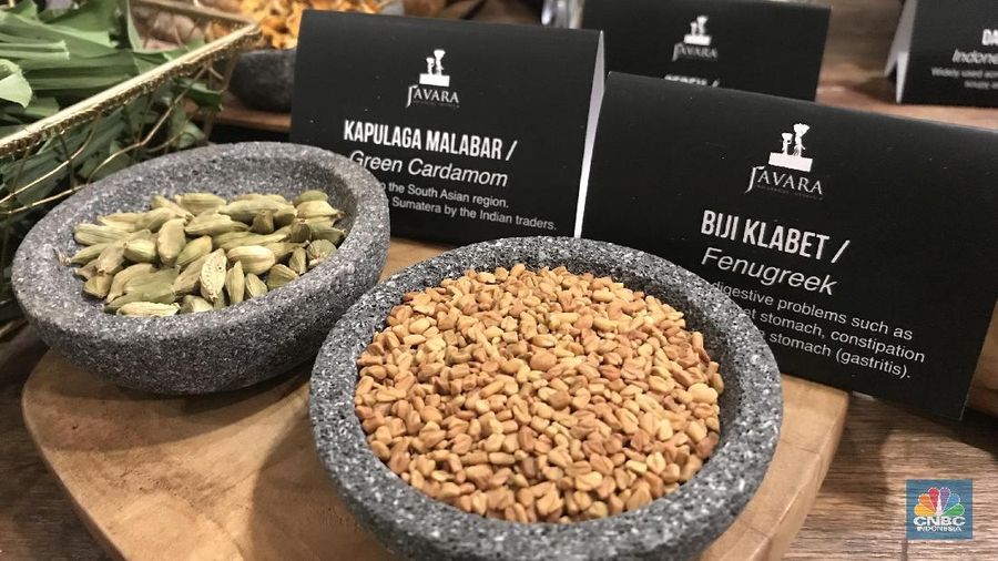 Peradaban pra-kemerdekaan memperlihatkan Indonesia adalah satu titik di jalur perdagangan rempah internasional yang penting.