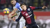 Nicolo Barella, dikutip Corriere dello Sport, kemungkinan bakal meninggalkan Cagliari musim depan. Chelsea dan Inter Milan adalah calon kuat klub baru Barella. (REUTERS/Alberto Lingria)