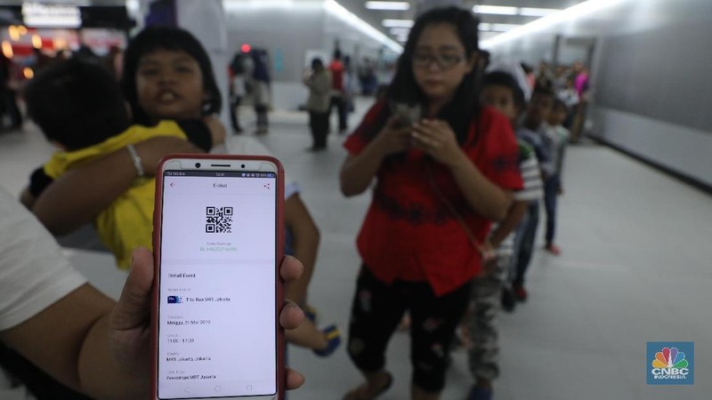 Adanya MRT ini dinilai produktivitas karyawan semakin meningkat karena akan dapat sampai di tempat kerja tepat waktu.
